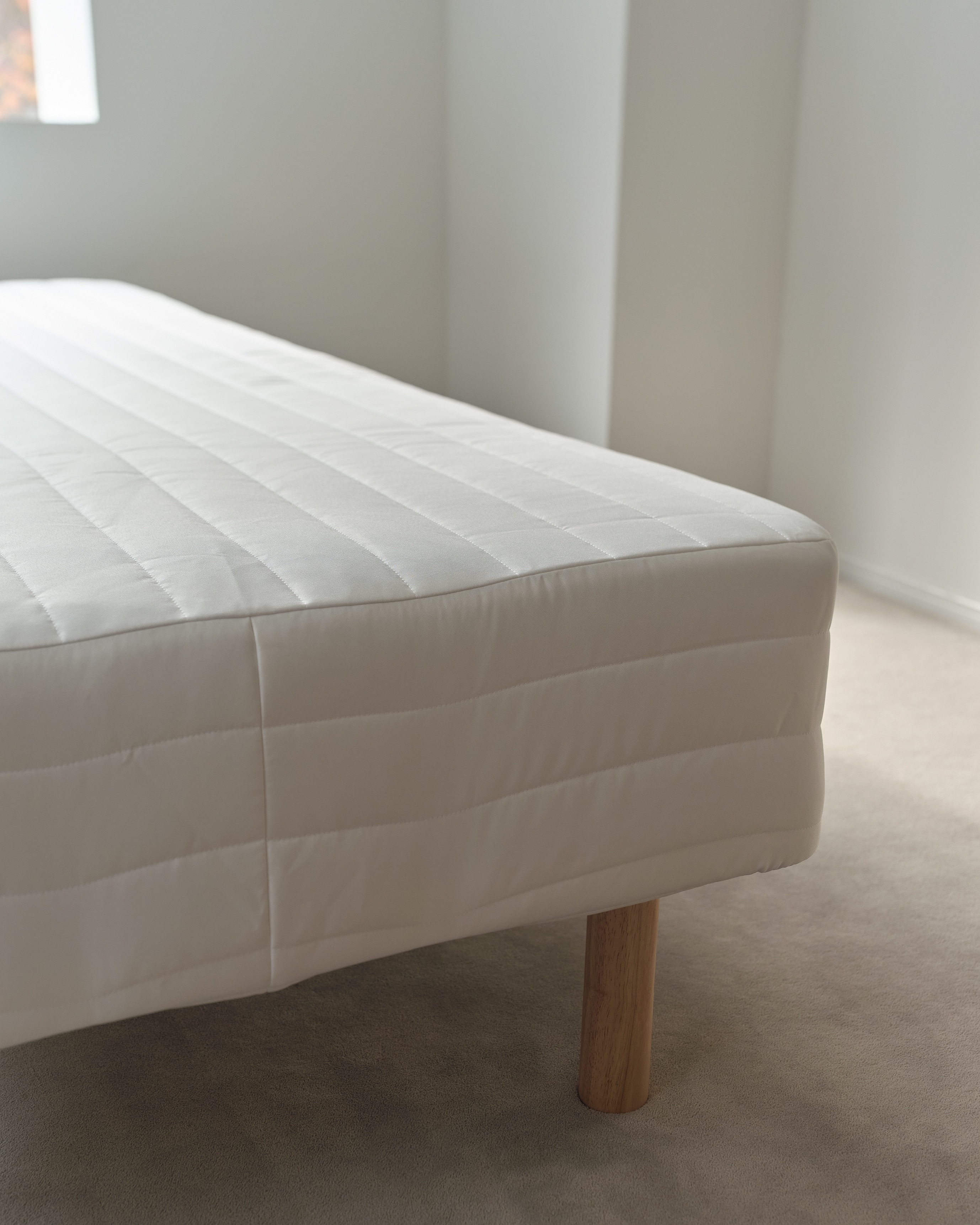 フレームを省くことで広がった、自由な使い方 ｜ 脚付マットレス